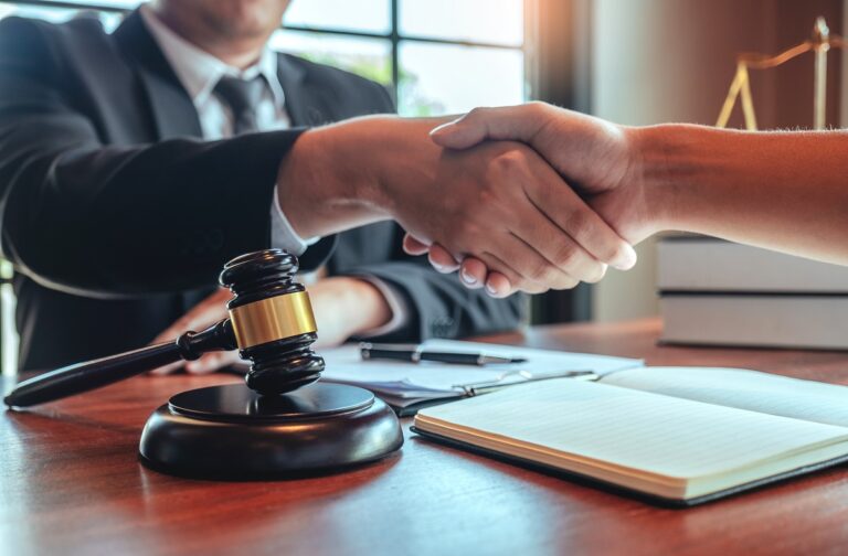 Ile kosztuje obsługa prawna dużych firmy? Czy warto?